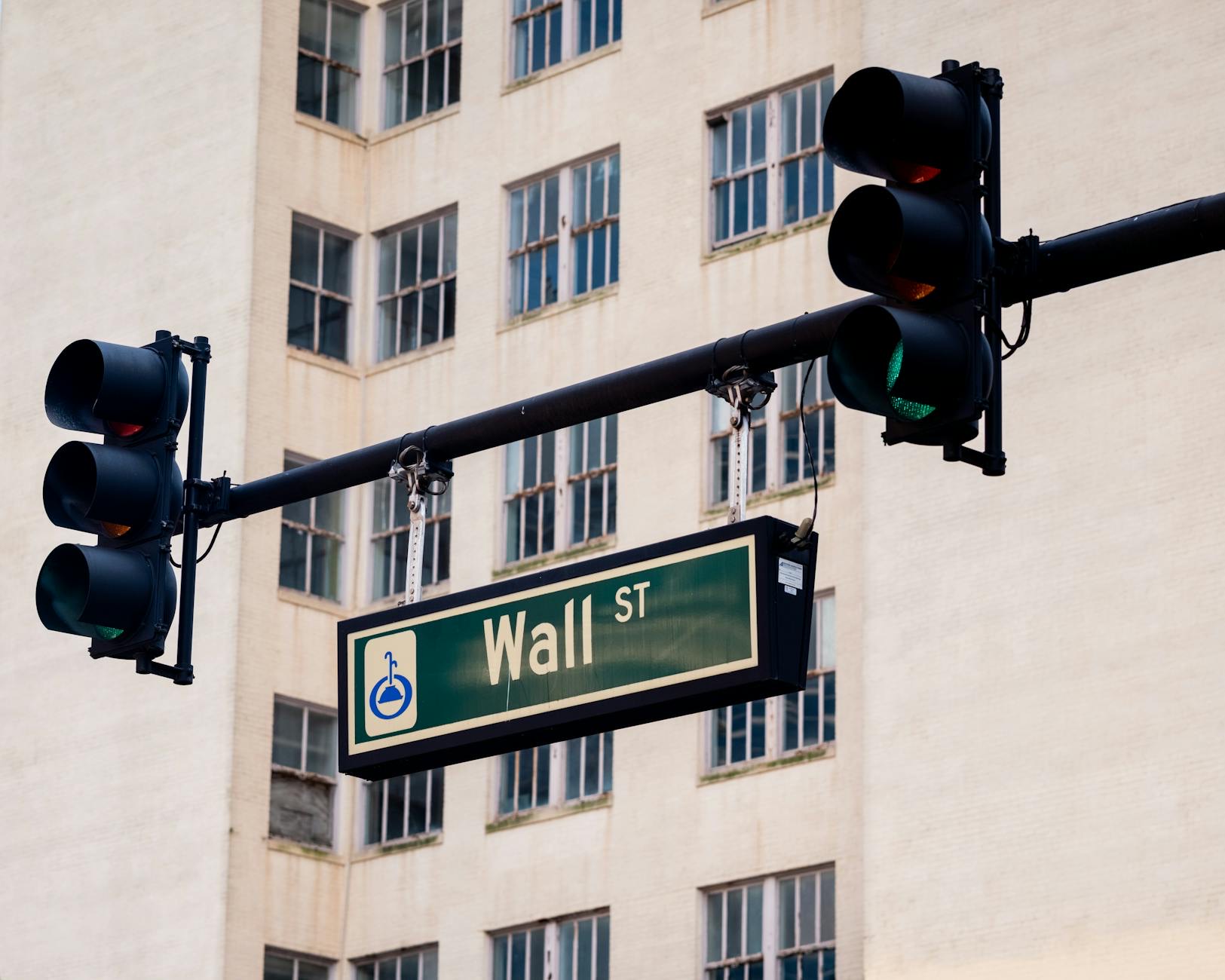 S&P 500 and Nasdaq Finish at Record Highs as Chipmaker Rally Extends AI-Fueled Market Surge