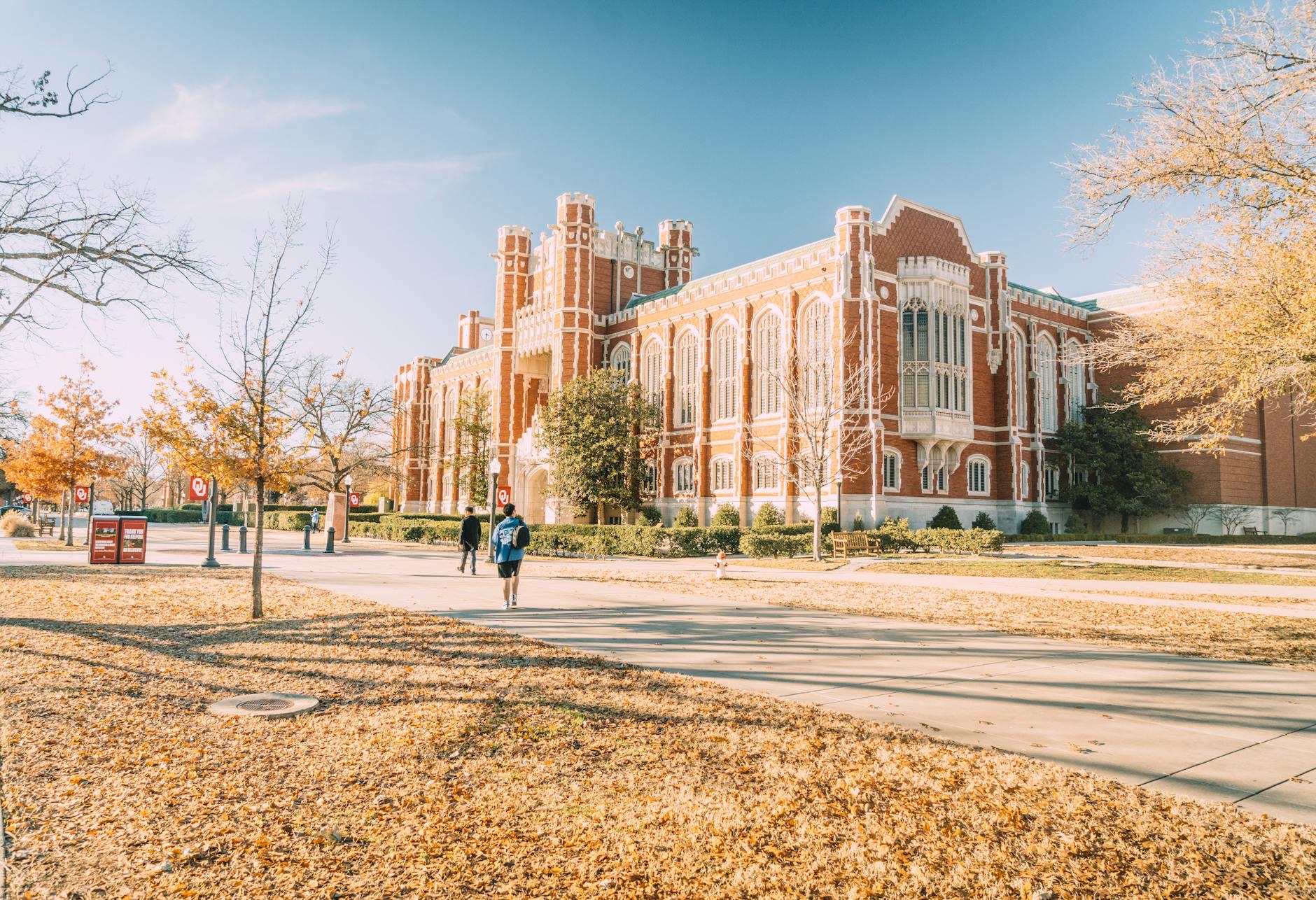 International students walk across a U.S. university campus as colleges report declining foreign enrollment.