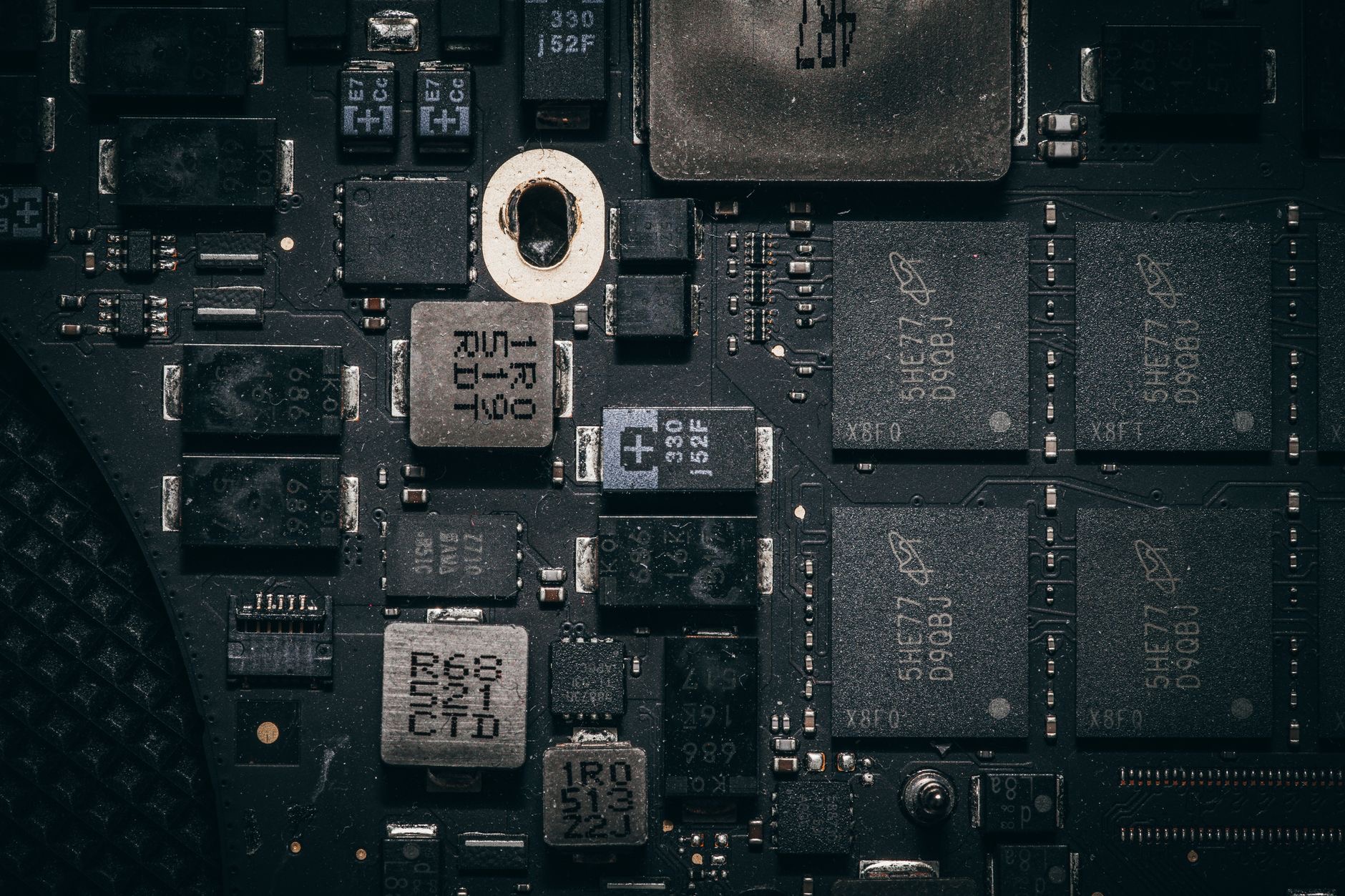 Apple Reportedly Eyes AI-Focused M7 Push While Skipping High-End M6 Mac Chips