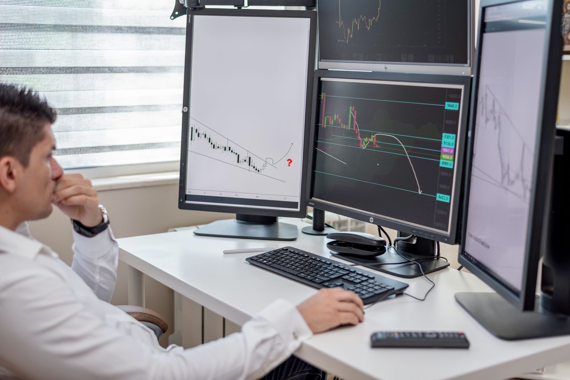 Federal Reserve Policy Risks AI-Fueled Stock Bubble, Wall Street Warns