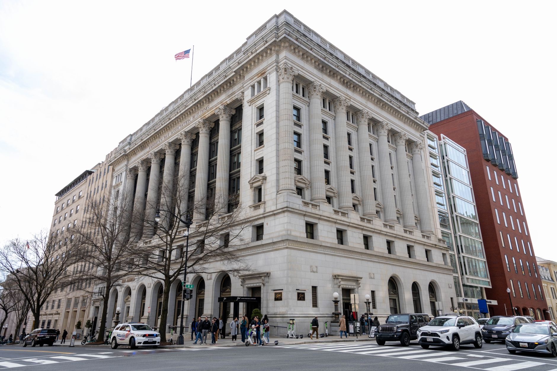 Wall Street Banks Turn Hawkish, Forecast Fed Rate Hike Amid Inflation Alarm
