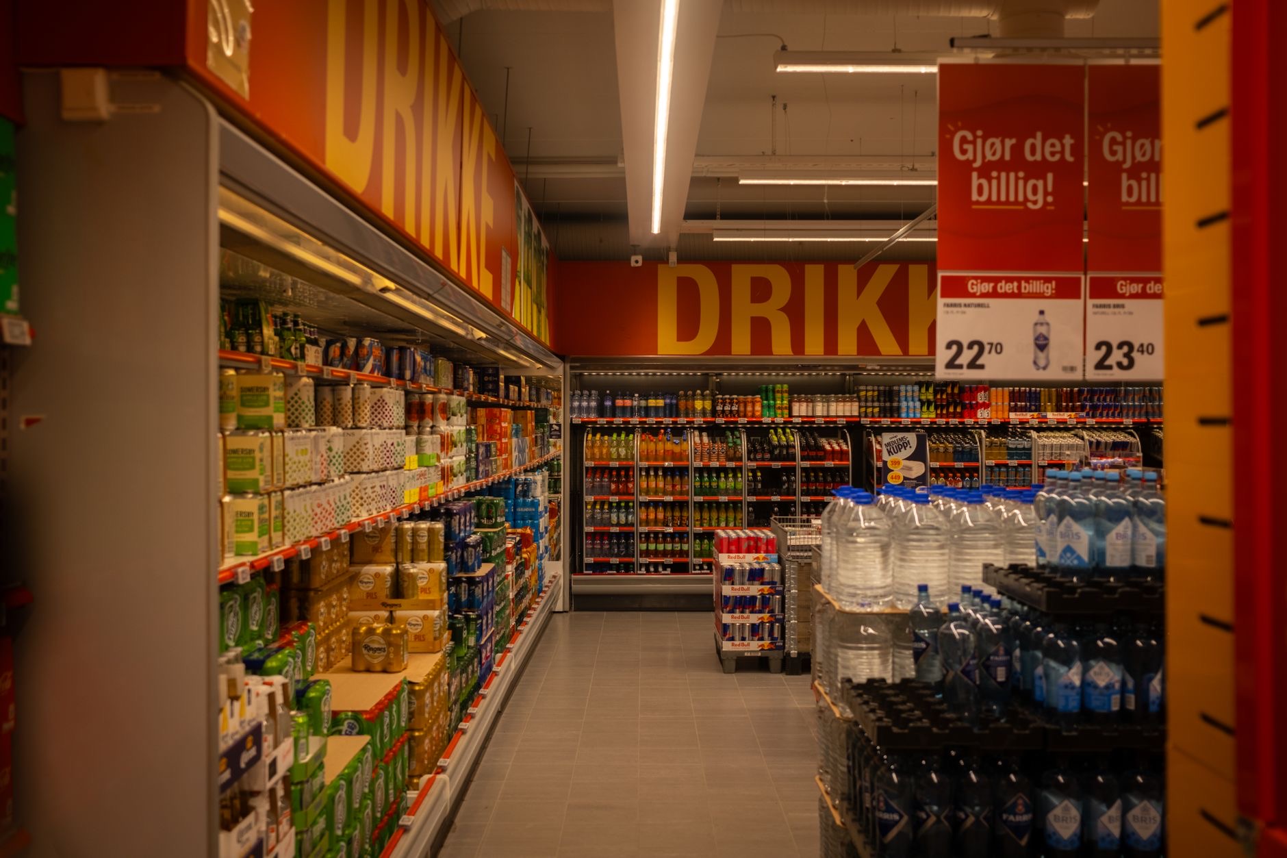 US Consumer Cracks? Pizza, Groceries Flash A Warning Wall Street Isn't Hearing 1 Consumers shop for groceries and dine at restaurants as businesses monitor changing U.S. spending patterns.